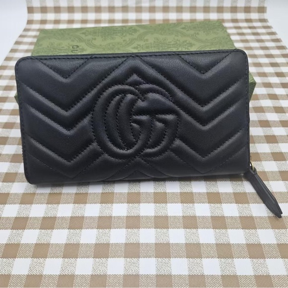 Gucci Black Chevron Wallet with Gold Logo - Picture 3 of 7